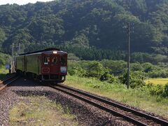 先に来た宮古行の列車が走り去って行く。旅情を感じる光景であった。しばらくすると、久慈行の列車がやってきた。その列車は、懐古調の『しおさい号』と呼ばれるものだった。
