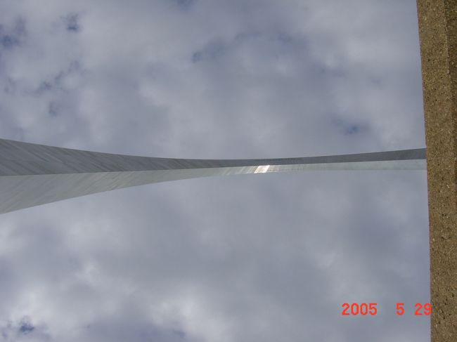 真下から見たアーチです。