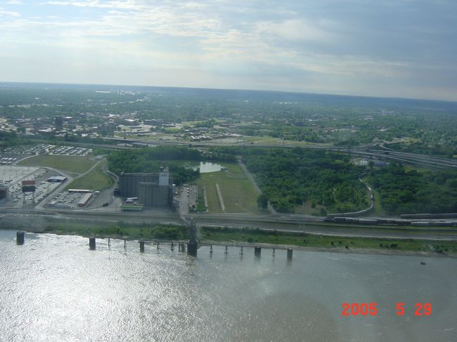 上から見たセントルイスの街並みです。ミシシッピ川も流れています。