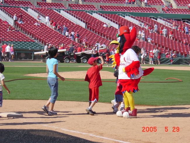 試合後、フィールドに入って子どもはベースランニングをさせてもらえました。