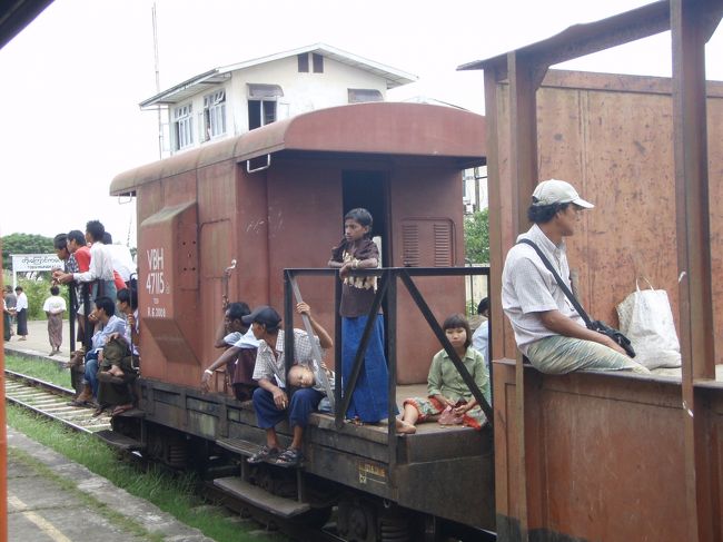 途中の停車駅ですれ違った列車。客車はもちろん、後ろの方の貨車にも人が乗っています。