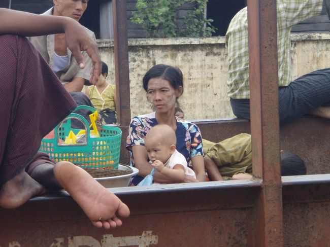 赤ちゃんを連れた女性も