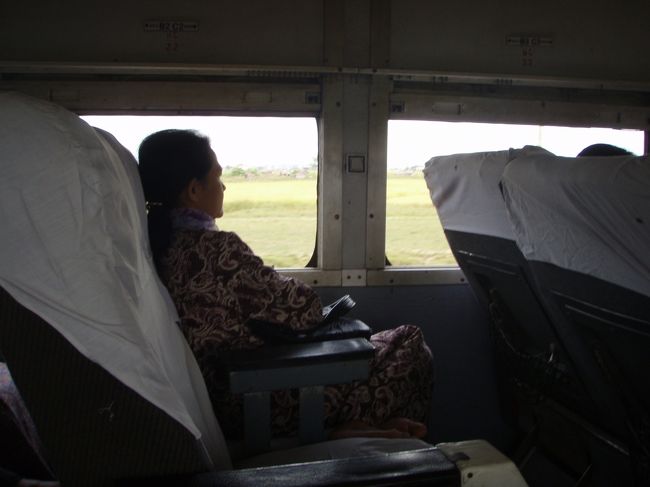 さらに列車は田園の中を走り抜けていきます。景色はのんびりしていますが、物売り（食事やお菓子、コーヒー、新聞、雑誌･･･）が何度も来るので車内は賑やか。
