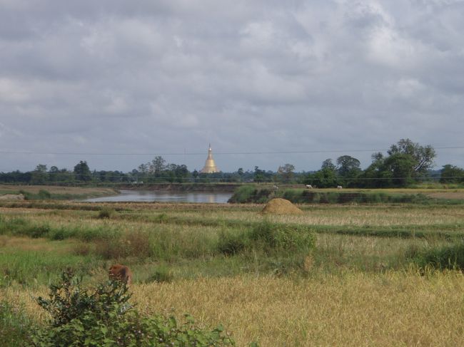 パゴタが見えてきたらバゴーに到着します。車掌さんが次がバゴーだよと教えに来てくれました。