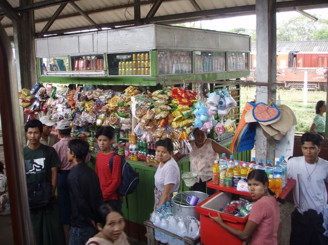 バゴー駅に到着です。この駅のホームにも人がいっぱい！