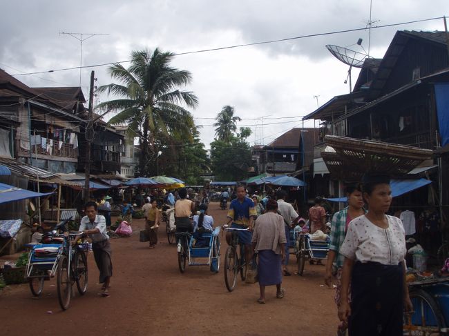 バゴー駅を降り立つと、たくさんのサイカー(三輪自転車)のオヤジ達が声をかけてきます。その中の一人に１日見所を回ってもらうことに。４０００チャット(４００円）なり。バコーの街はとってものどかです。