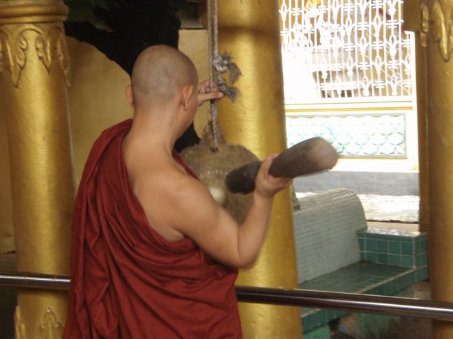 コーヒーブレイクのあとは、チャカッワイン僧院へ。ちょうど１０時半の食事の時間です。これに合わせて、彼の家にまず行ったのか〜やるじゃんオヤジ！この鐘が鳴らされると食事の時間です。