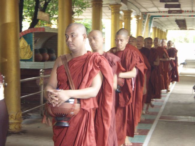 鐘が鳴ると、２方向から続々と僧侶たちが食事にやってきます。