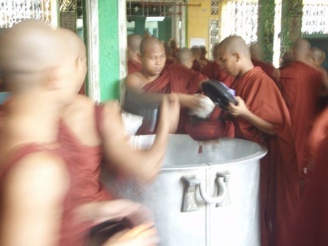 一人ひとりご飯(お米）をもらってテーブルに移っていきます。