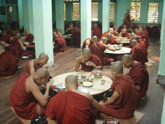 テーブルに座ってフィッシュカレーを食べています。その間、高僧が説法。この僧院には１０００人以上の僧侶が生活しているそうです。