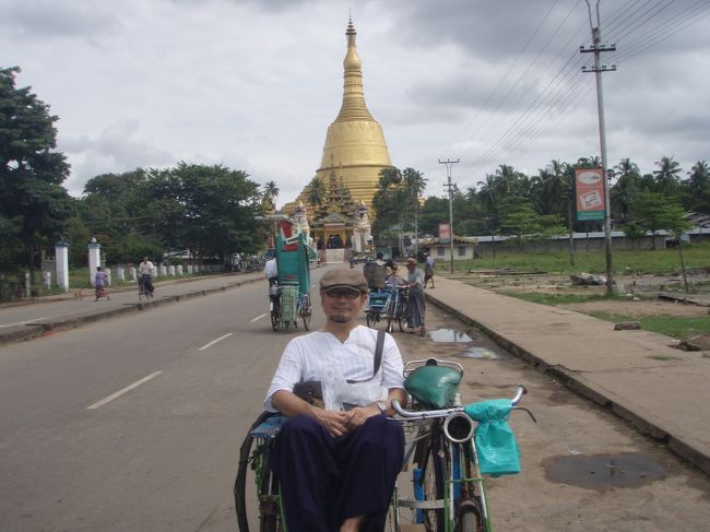 次は、バゴー一番の見所であるシュエモードパヤーへ。サイカーに乗ったまま記念撮影です。