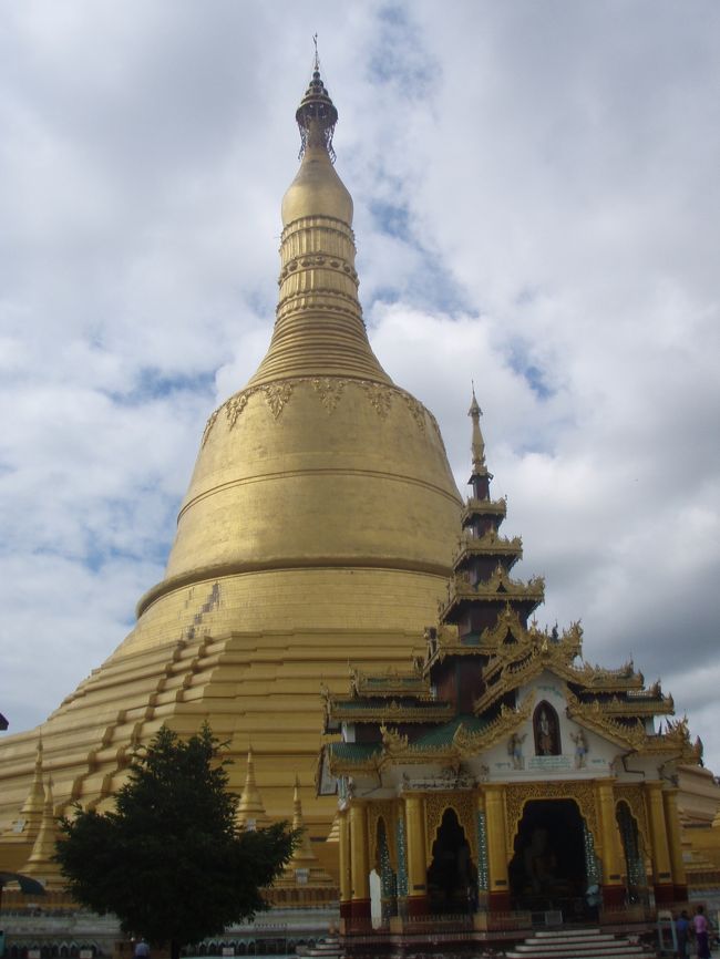 やっぱり近くで見ると迫力あります！この仏塔は、ヤンゴンのシュエダゴンパゴーより高いそうです。