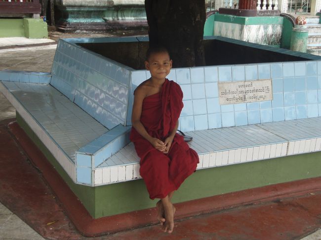 境内では子供の僧侶がいました。はにかんだ笑顔がかわいらしい。。。修行サボってんの？