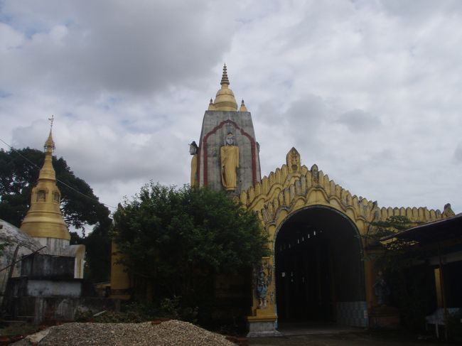 シュエモードパヤー近くにある別のお寺へ。オヤジにこれはどこ？と聞いてもガイドブックには載ってない所だよとしか言ってくれない。謎のお寺。でも見応えはありました。