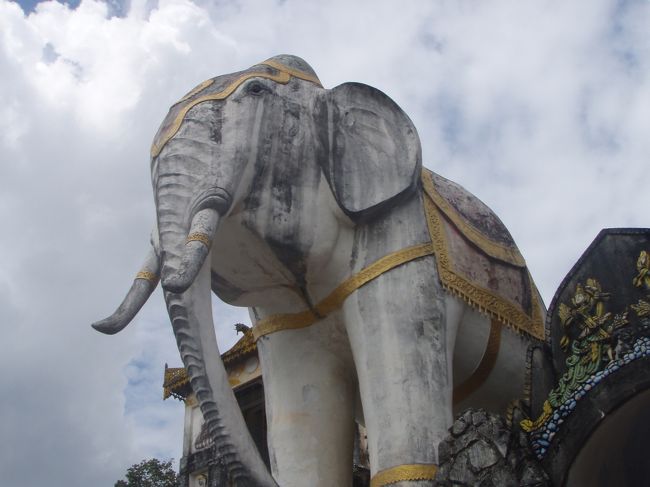 大きなゾウがお出迎えです。