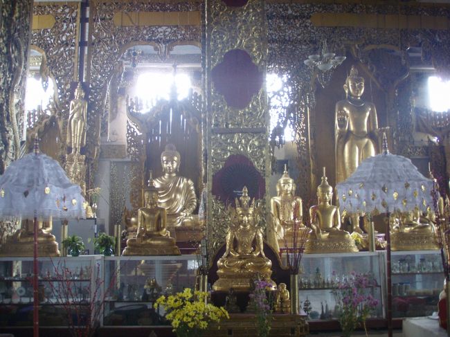 いろいろな仏像が安置されています。