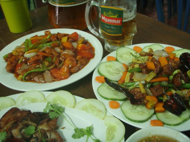 オヤジと一緒に昼食を食べに。。。オヤジのヤツ昼からビールも飲みたいと言ってくる。まあ、僕も飲みたかったからいいか。酢豚や豚肉の炒め物、鳥のローストで８２５０チャット。安いから気軽におごれます。味も良かったし満足！