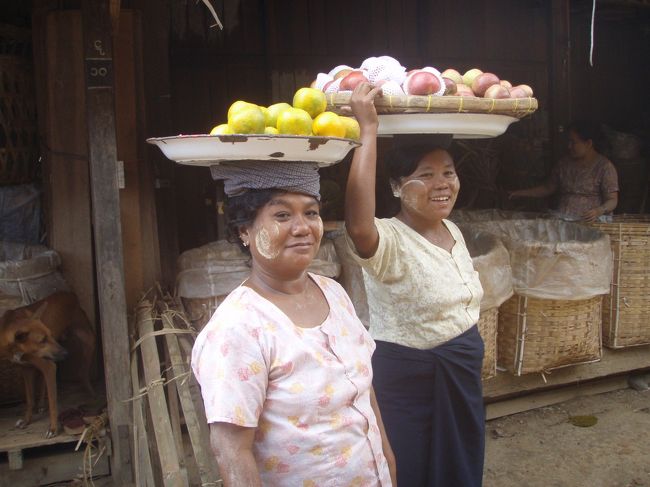果物売りの女性がやって来ました。照れながらもきちんとカメラ目線です。
