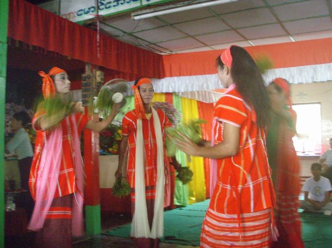 次に行ったのが、ヒンタゴンパヤーへ。ここでは、ある夫婦がお金やモノを奉納し、それに対する舞が行われていました。でもそれが超微妙なんです。踊っているのはすべて女装した男たち。しかもきれい系のオネエじゃなくて、どちらかというと汚い系、お笑い系のオネエたち。さらに奉納の舞には、くわえタバコやウイスキーの一気飲みまであって、まるで新宿２丁目のゲイバーのよう。それなのに人々は真剣な表情で祈っていました。なんなのこの雰囲気は？