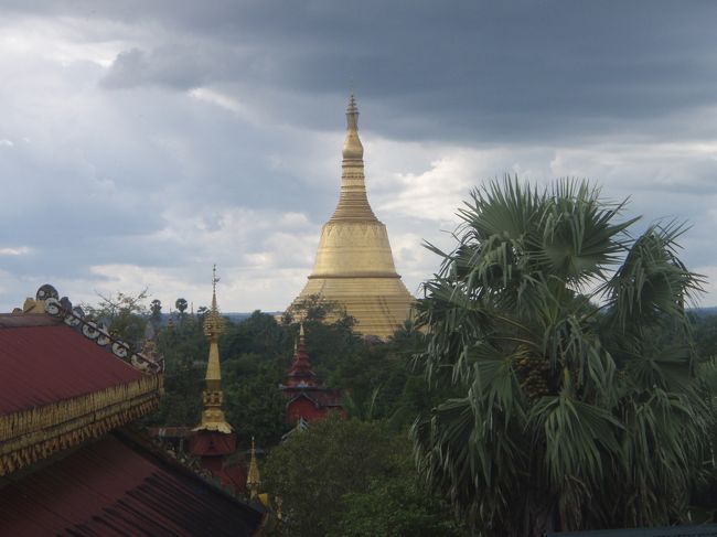 ヒンタゴンパヤーは丘の上にあるのでシュエモードパヤーもよく見えます。