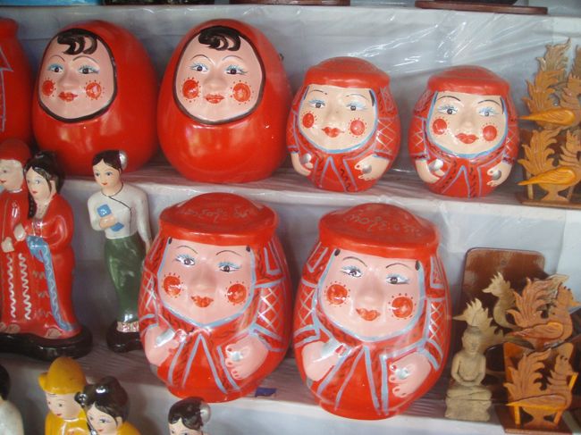 参道のお土産屋さんにはいろいろなダルマが売られていました。表情が滑稽です。