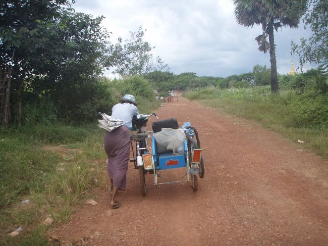 道が悪く、オヤジがかわいそうだったのでボクもサイカーを降りて歩くことに・・・