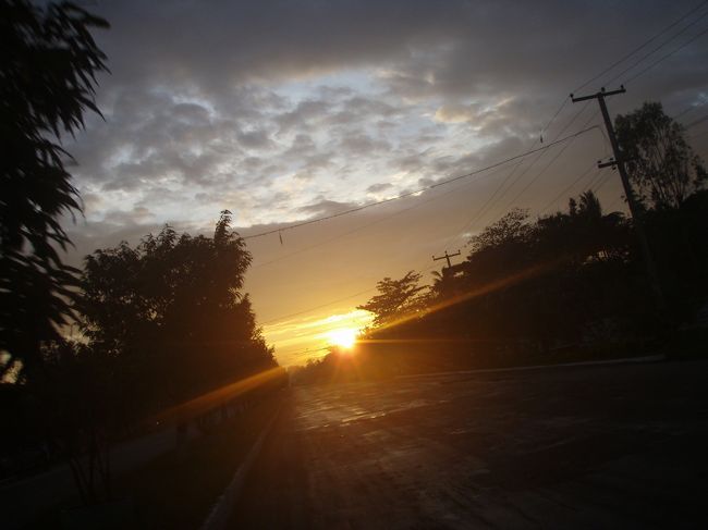 ４時２０分の列車でヤンゴンへ帰ろうと駅まで戻るが、もう席はないという。だから着いた時に買うとオヤジに言ったのに大丈夫って言うから(≧ヘ≦) <br />しかたなくメインストリートにあるバス乗り場まで送ってもらってオヤジと別れる。ありがとう!オヤジ！<br /><br />さて、ヤンゴンまでのバスチケットを買おうとバス会社の男に料金を聞くと、なんと５０００チャットだと言う。それは高すぎ！そんなはずはないと言うと、バス会社の男は「エアコン付きのスーパーデラックスバスだから」と言ってきた。でも実際に乗せられたのは、もちろんエアコンなどないピックアップトラックの助手席。あぁ〜騙された〜（--#）<br />美しい夕日を見ながら「やっぱり観光地ではボッタクリがあるのか〜」などと落ち込みながらヤンゴンへ向う。さらにこのトラックは、ヤンゴン郊外が終点。そこからさらにバスなどに乗り換えないといけない。ちょうど隣に座ったお兄さんが英語が出来たので中心部まで行くトラックを教えててくれたので無事に戻れました。後味の悪いバゴーの旅でした。