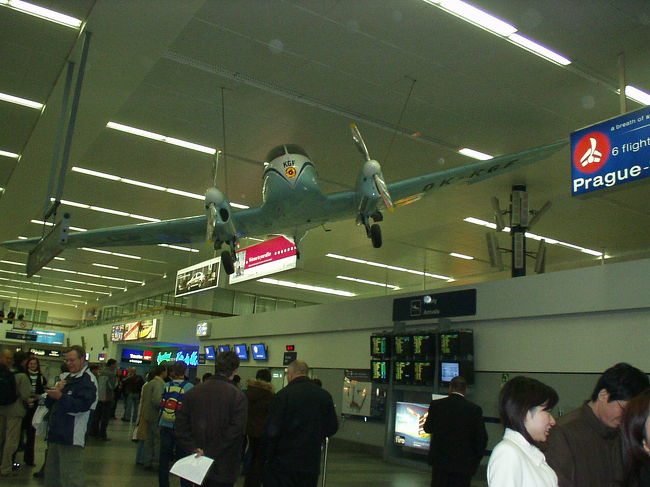 ＜1日目＞<br /><br />成田11:40　→　ウィーン16:05<br />ウィーン16:50　→　プラハ17:40<br /><br />憧れのプラハに到着です。空港は小さく、こじんまりとしていました。<br />天井から飛行機の模型がぶら下がっています。<br />