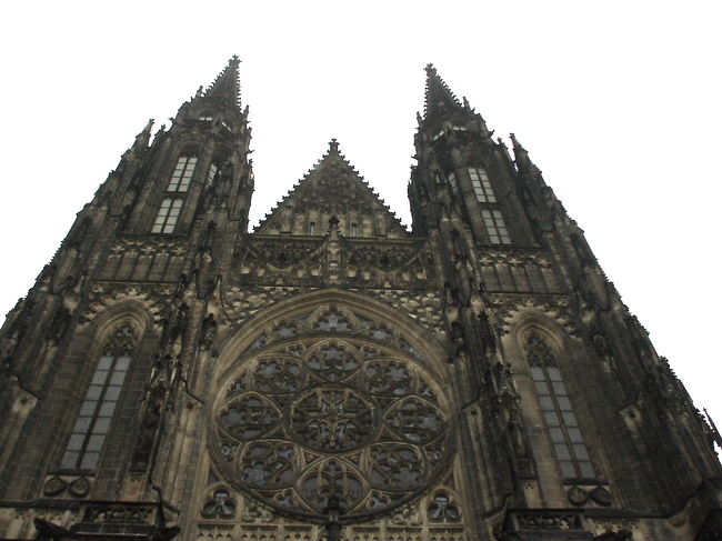 ゴシック建築の聖ヴィート大聖堂。あまりに大きくてうまく写真に納まりませんでした・<br />丸窓の部分は内側から見ると美しいステンドグラスになっているのですが、残念ながら内部の見学はできませんでした。