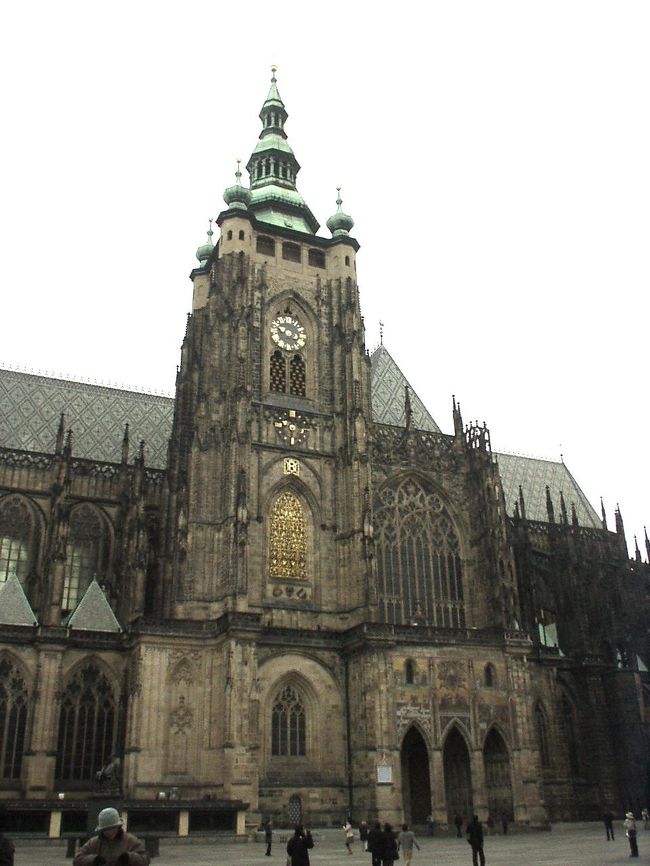 横から見た聖ヴィート大聖堂。