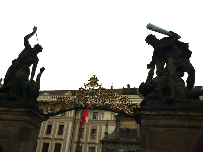 プラハ城の正門です。<br />ちょうど衛兵の交代式が行われていて、すごい人だかりでした。<br />結局よく見えなかったので、美しい門だけ記念撮影。