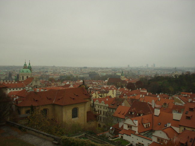 マラーストラナの美しいオレンジの屋根。<br />いつまで見ていても飽きない景色です。