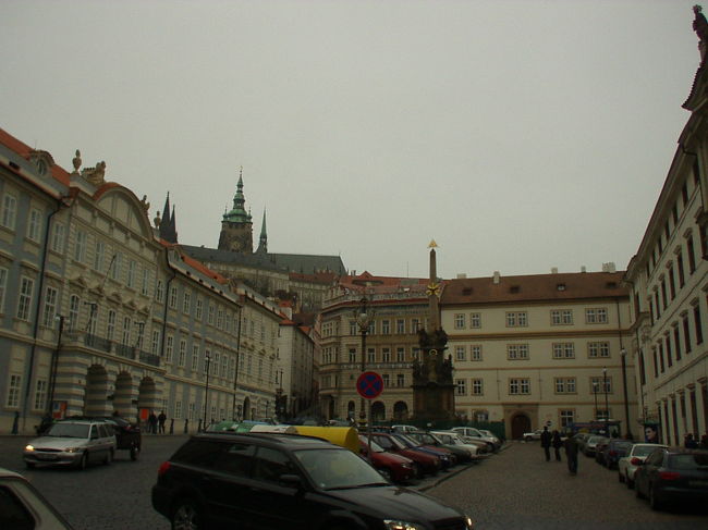 小さな広場です。<br />左奥にプラハ城が見えます。