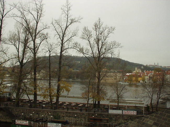 ヴルタヴァ河がゆっくりと流れます。<br />