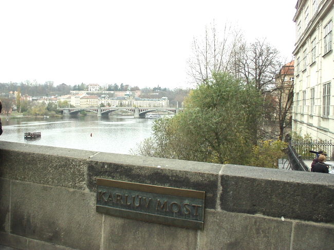 カレル橋と書いてあります。