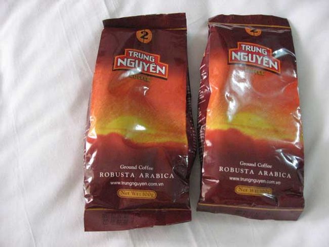 TRUNG　NGUYEN　<br />ベトナムでは定番のコーヒー粉。<br />コレで、コーヒーを入れると、あと有名なトロトロこってりのコーヒーの出来上がりです。<br /><br />色んなランクがあって、そのランクによって値段が違う。<br />でも、１００００ドン前後です。<br />