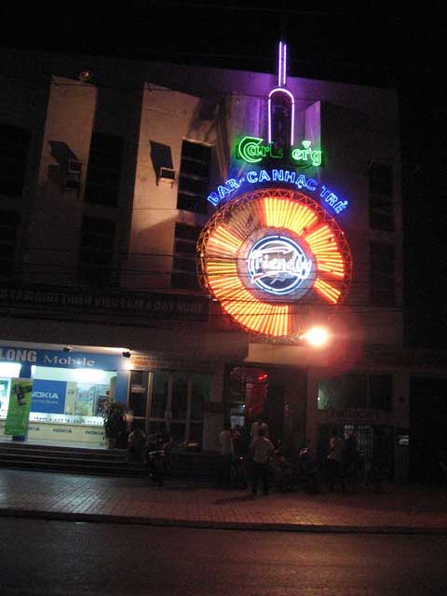 ハイフォンの遊園地に行こうということで、歩いています。<br /><br />マートをすぎたあたりに、ネオンで目立つ建物がありました。<br /><br />バーフレンドリー。<br />韓国系のツアーの方達などが入っていくのが見えました。