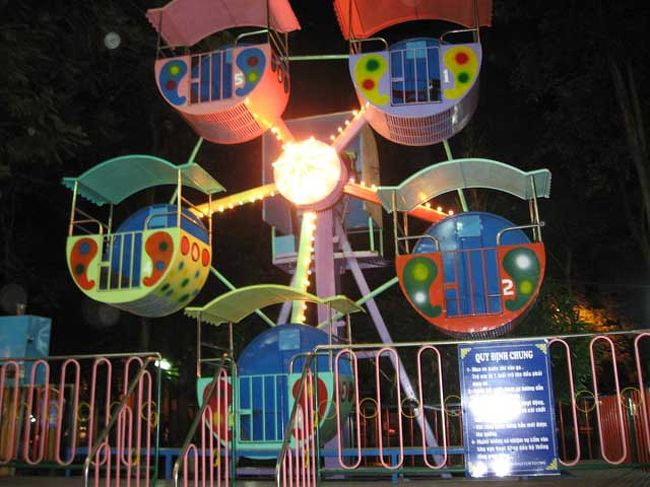 遊園地到着。<br />やっぱり開園は夜だったんですね。<br />昼はなんにも電気がついてなかった乗り物に電気がついてます。