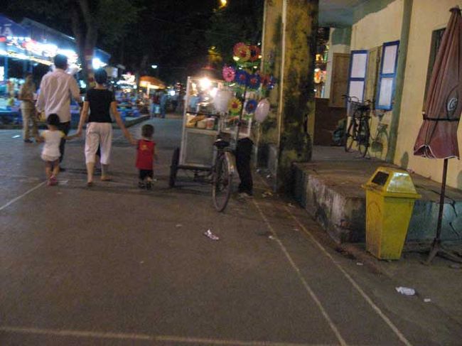 地元の人も、子供さん連れでやってきています。<br />子供はきっと嬉しいだろうなぁ〜。