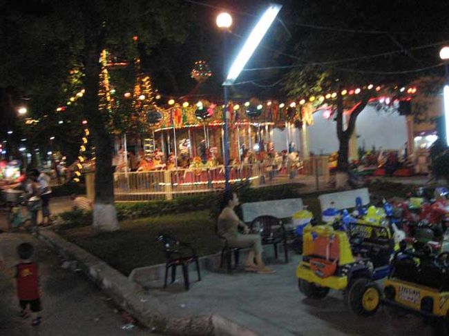 メリーゴーランドも小さいながらありますよ。<br />乗り物は、家族経営みたいになってるらしく、乗り物にのりときに、チケットを買って係員に渡すと乗れます。<br /><br />入るために必要な入場料などはありません。