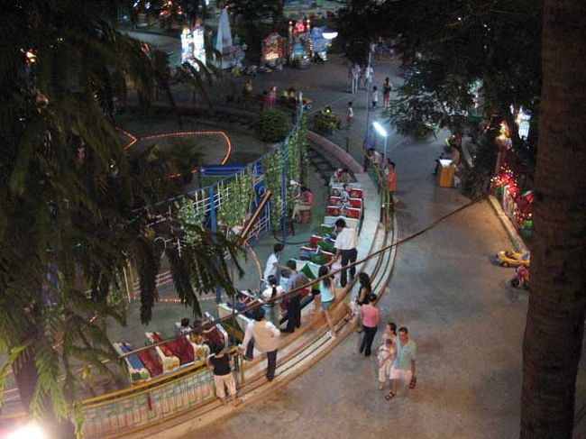 一番上に到着。<br />一番上からみた遊園地。<br />やはり子供さん連れが多いです。