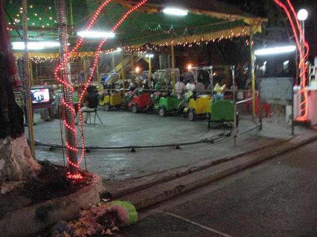 みんな家族で楽しそうに遊んでいました。<br />ベトナムの人は夜遊ぶんですね。