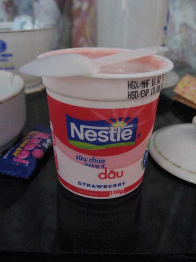 こちらはホテルに帰ってから食べたヨーグルト。<br /><br />ネスレブランドの苺味。<br />マートで購入。<br />３０００ドンくらいでした。<br />味は日本のより、かなり甘いです。<br />そして、とろっとしてる気がします。