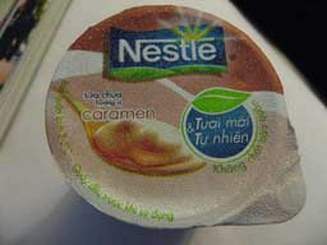 これも、ネスレのヨーグルト。<br />日本では、ほとんど見かけない、キャラメル味。<br />普通の味に飽きたという人むけです。<br />酸味はほとんどないです。甘みが強いです。<br />こちらもハイフォンのマートで購入。３０００ドンでした。