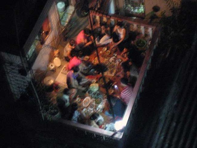 ホテルのベランダから、下を覗いたら、すぐしたのお宅のベランダで、パーティーしてました。<br /><br />なんかすごく豪華で、賑やかで楽しそうだったので、一枚撮らせてもらっちゃった・・・ご免なさい。私も参加したいくらい楽しそうで、羨ましい。<br /><br />きっと、仲良しの集まりなんだろうな。。。<br /><br />ハイフォンは、あんまりなんにもないけど、みんな和気あいあいしてて、素敵な街に感じました。