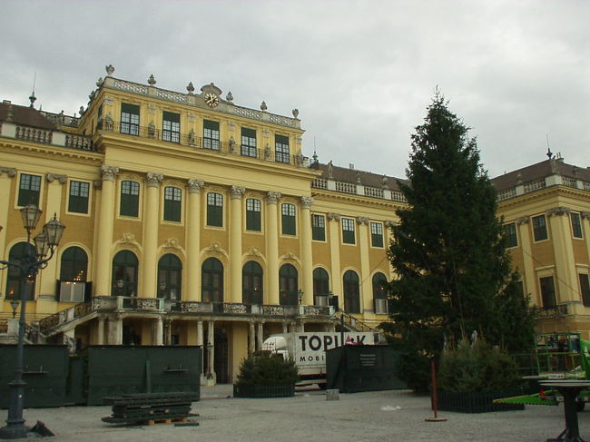 世界遺産シェーンブルン宮殿に向かいます。専門の日本人ガイドさんが中を案内してくれました。<br />広大な敷地に美しい庭園が広がり、花のある季節がおすすめです。<br />内部は豪華絢爛そのもの。マリア・テレジアの末娘だったマリー・アントワネットの肖像画や、幼き日のモーツァルトが描かれた絵を見ることができます。<br /><br />手前の広場ではクリスマス市の準備が進められていました。