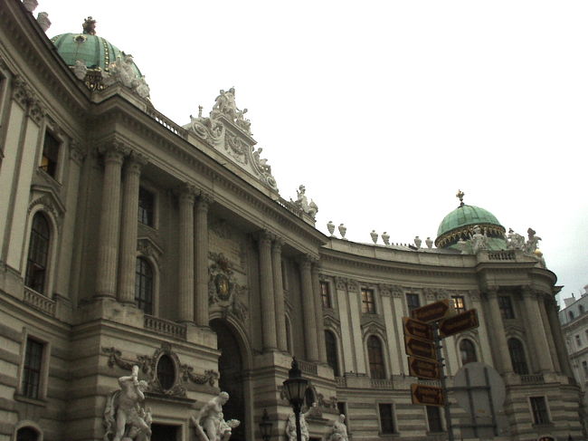 王宮にあるシシィ博物館に向かいます。<br />ミヒャエル広場にたつ王宮の正門、ミヒャエル門をくぐります。<br /><br />シシィ博物館では皇妃エリザベートの生涯をたどることができます。当時では珍しいといわれるバスタブや体操器具など皇妃の生活が伺えます。<br />最後の部屋には皇妃暗殺に使用された凶器の展示もあります。