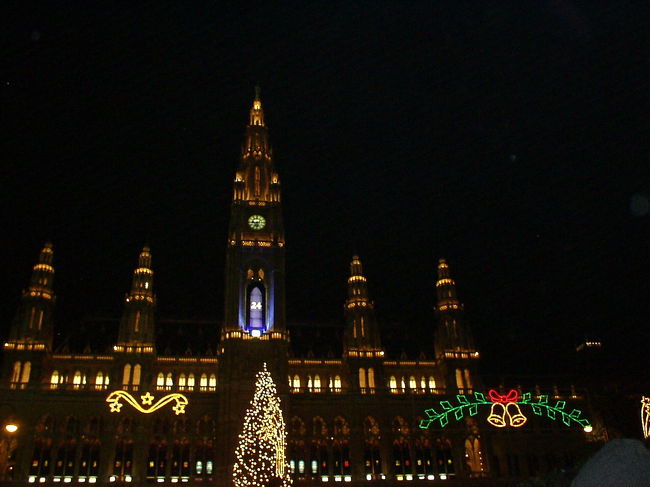 市庁舎前の広場ではクリスマス市が始まっていました。