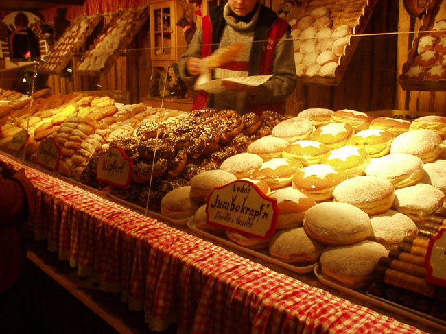 スパイスをきかせた温かいワイン、グリューワインや美味しそうな食べ物が食欲をそそります。