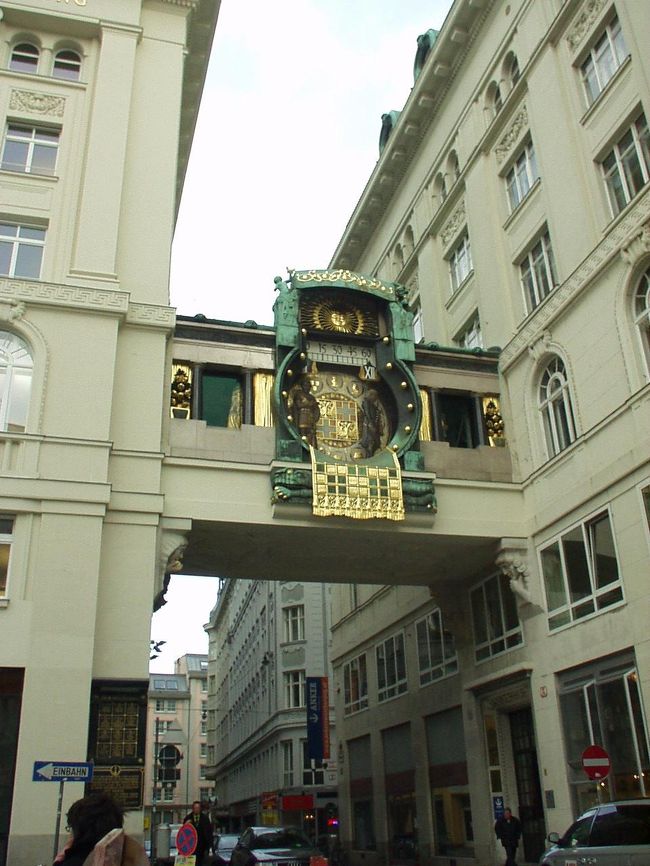 アンカー時計。<br />ホーアーマルクトの東端に立つ2軒のアンカー保健会社を繋ぐ廊下にある仕掛け時計です。毎正時にウィーンの歴史上重要な人物が一組ずつ現れ、正午には12組全員が登場します。